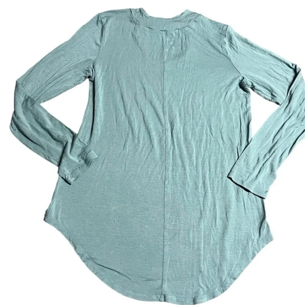 Keyhole Top - Picture 2 of 3